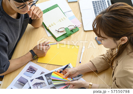 ミーティング・資料・打ち合わせ／机上イメージ 57550798
