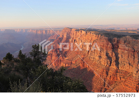 夕方のグランドキャニオン　アメリカ　アリゾナ 57552973