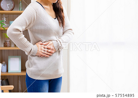 脇腹が痛む女性 様々な症状 脇腹が痛む女性 様々な症状 57554895