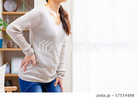 腰痛の女性　様々な症状 57554896