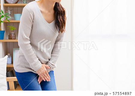 股間を抑える女性 尿意 尿漏れ お湯漏れ 股間を抑える女性 尿意 尿漏れ お湯漏れ 57554897