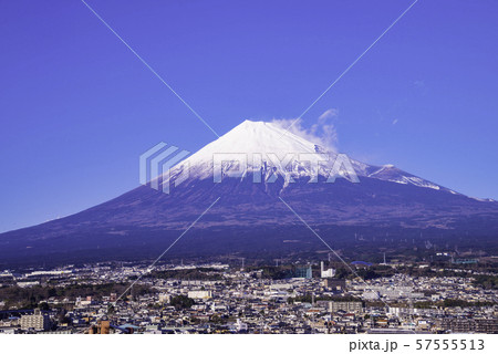 （静岡県）ふじさんてらすミエルラから眺める、富士市の街並みと富士山 57555513