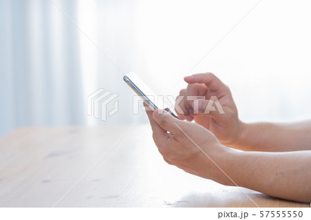 男性　スマホ　スマートフォン　メール 57555550