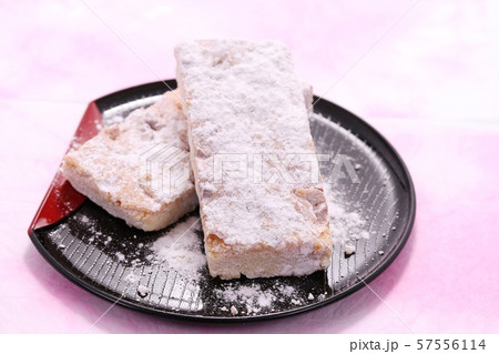 くるみクッキー 黒皿 ピンク色の和紙背景 くるみクッキー 黒皿 ピンク色の和紙背景 57556114