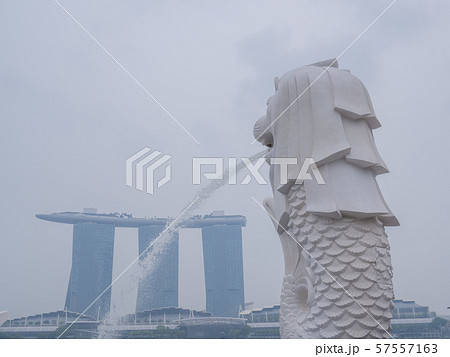 大気汚染で白むシンガポールの街並みの写真素材