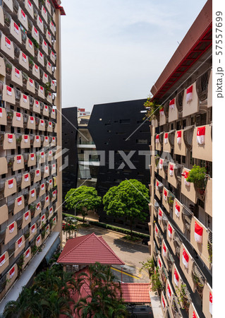 シンガポールの公共住宅・ＨＤＢに張られた一面のシンガポール国旗 57557699