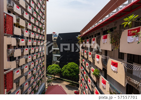 シンガポールの公共住宅・ＨＤＢに張られた一面のシンガポール国旗 57557701