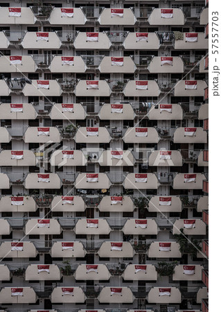 シンガポールの公共住宅・HDBに張られた一面のシンガポール国旗 シンガポールの公共住宅・HDBに張られた一面のシンガポール国旗 57557703