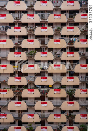 シンガポールの公共住宅・HDBに張られた一面のシンガポール国旗 シンガポールの公共住宅・HDBに張られた一面のシンガポール国旗 57557704