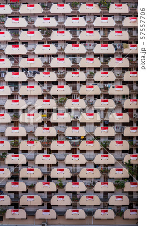 シンガポールの公共住宅・ＨＤＢに張られた一面のシンガポール国旗 57557706