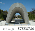広島平和記念公園の慰霊碑と原爆ドーム 57558780
