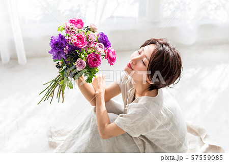 花束を持つ女性 ビューティーイメージの写真素材