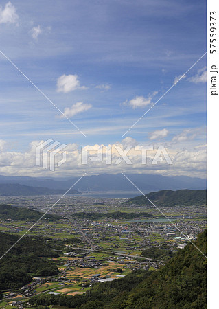 北東から南西方向に見る三豊平野、高瀬町から四国中央市方向 57559373