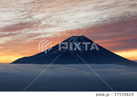 毛無山から見る朝焼け空と富士山 毛無山から見る朝焼け空と富士山 57559829