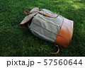 芝生の上のカバン 57560644