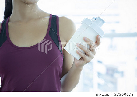 女性　運動　スポーツ　スポーツウェア　ヨガウェア 57560678