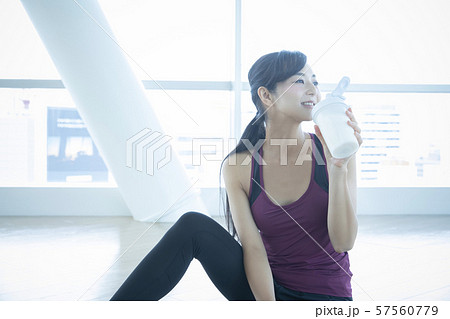 女性　運動　スポーツ　スポーツウェア　ヨガウェア 57560779