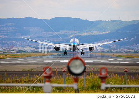 着陸する航空機 着陸する航空機 57561073