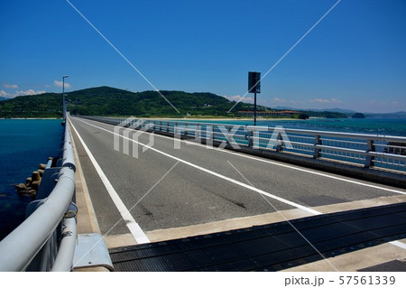 山口・角島大橋・夏空の下、エメラルドグリーンに映える角島大橋を爽快にドライブ（８） 57561339