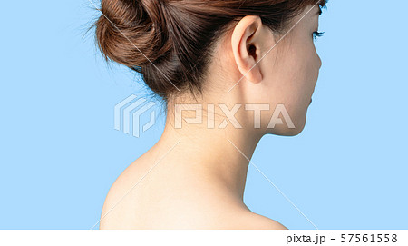 女性の首筋の写真素材