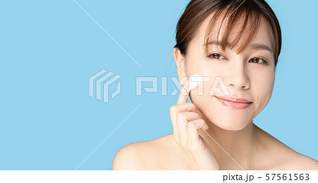 クリームを塗る女性 57561563