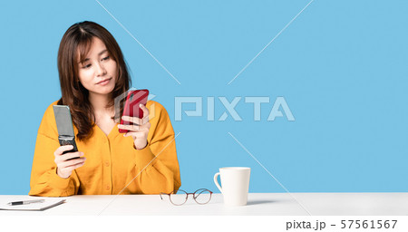 スマホとガラケーを比較する女性 57561567