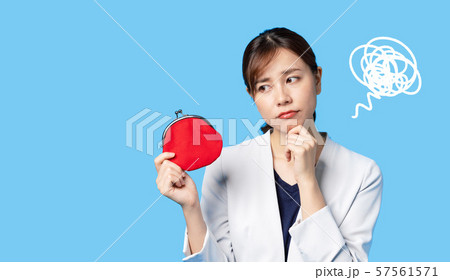 財布を持つ女性 財布を持つ女性 57561571