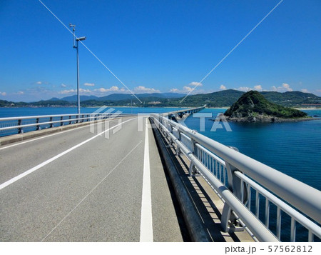 山口・角島大橋・角島から本州方向へ船通しの坂を鳩島に向かって駆け下りる(1) 山口・角島大橋・角島から本州方向へ船通しの坂を鳩島に向かって駆け下りる(1) 57562812