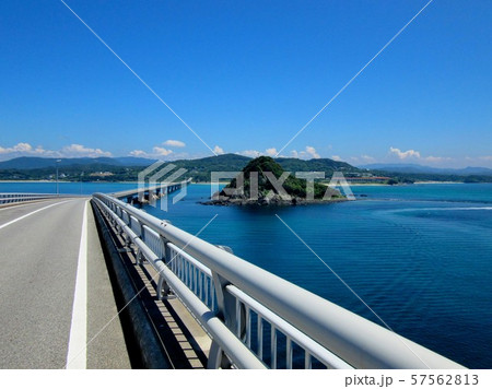 山口・角島大橋・角島から本州方向へ船通しの坂を鳩島に向かって駆け下りる（２） 57562813