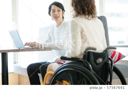 車椅子　ビジネス　オフィス 57567691