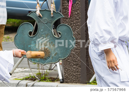 塩釜みなと祭海上渡御に向かい打ち鳴らされる鐘 57567966