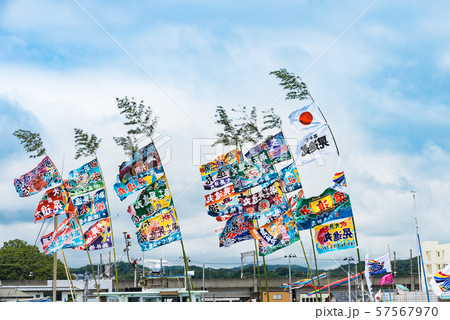 塩釜みなと祭神輿海上渡御御伴の舟の大漁旗 57567970