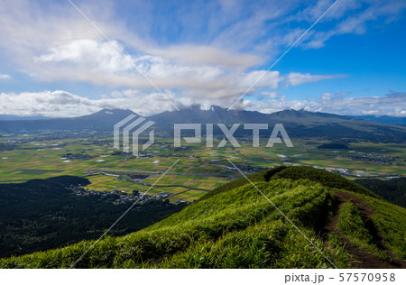 《熊本県 大観峰》大観峰展望台から噴火中の阿蘇山 57570958