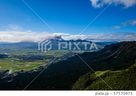 《熊本県 阿蘇山》噴火中の阿蘇山 《熊本県 阿蘇山》噴火中の阿蘇山 57570973