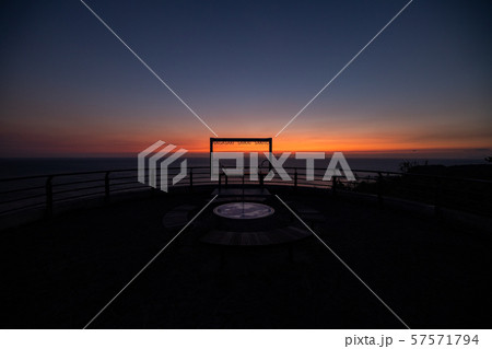 《長崎県 崎戸島》崎戸島の北緯33度線展望台からの夕焼け 57571794
