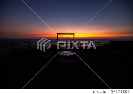 《長崎県 崎戸島》崎戸島の北緯33度線展望台からの夕焼け 57571800