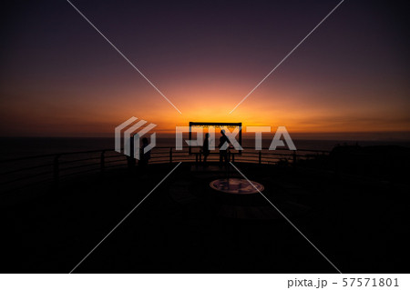 《長崎県 崎戸島》崎戸島の北緯33度線展望台からの夕焼け 57571801