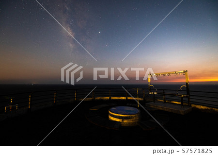 《長崎県 崎戸島》崎戸島の北緯33度線展望台からの夕焼けと天の川 57571825
