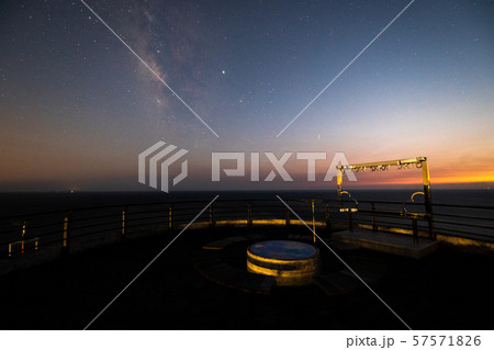 《長崎県 崎戸島》崎戸島の北緯33度線展望台からの夕焼けと天の川 《長崎県 崎戸島》崎戸島の北緯33度線展望台からの夕焼けと天の川 57571826