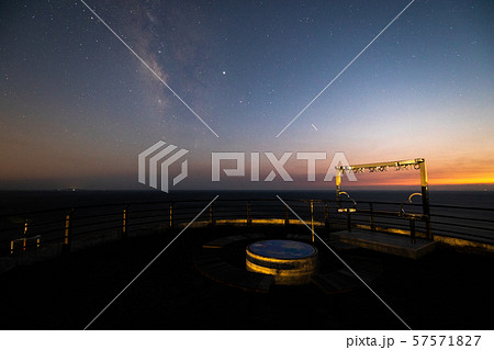 《長崎県 崎戸島》崎戸島の北緯33度線展望台からの夕焼けと天の川 57571827