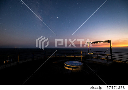 《長崎県 崎戸島》崎戸島の北緯33度線展望台からの夕焼けと天の川 《長崎県 崎戸島》崎戸島の北緯33度線展望台からの夕焼けと天の川 57571828