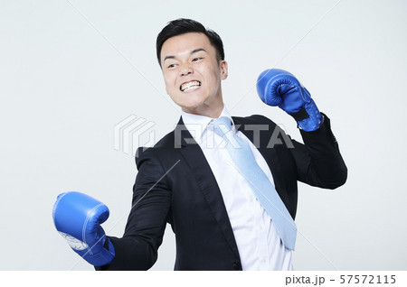 戦う　サラリーマン　男性 57572115