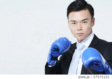 戦う サラリーマン 男性 戦う サラリーマン 男性 57572122