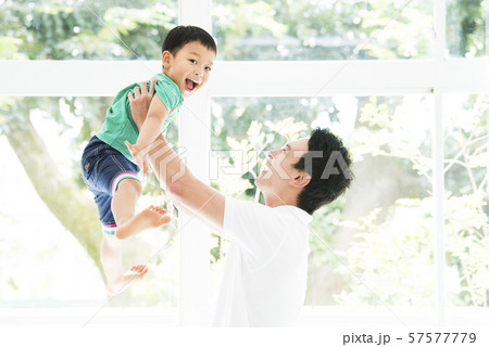 父親と遊ぶ男の子 57577779