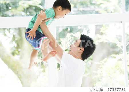 父親と遊ぶ男の子 父親と遊ぶ男の子 57577781