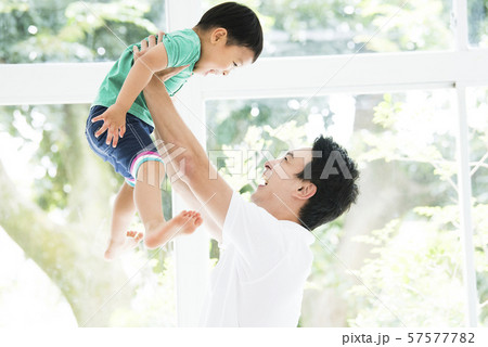 父親と遊ぶ男の子 父親と遊ぶ男の子 57577782