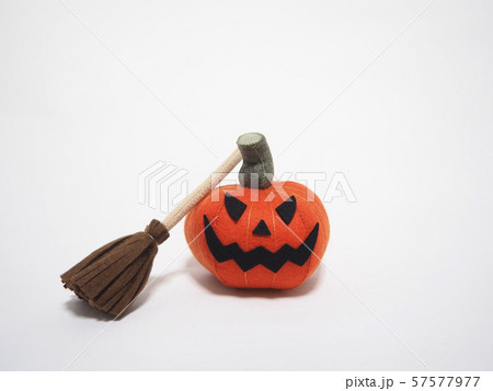 フェルト作品 ジャックオーランタンと箒の写真素材 [57577977