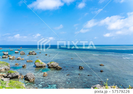 沖縄 宮古島 東平安名崎 保良漁港横の海岸 沖縄 宮古島 東平安名崎 保良漁港横の海岸 57579226