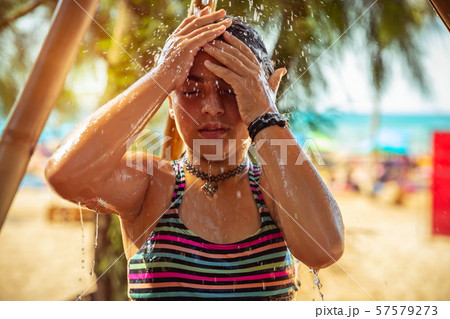 little girl taking shower アマナイメージズ