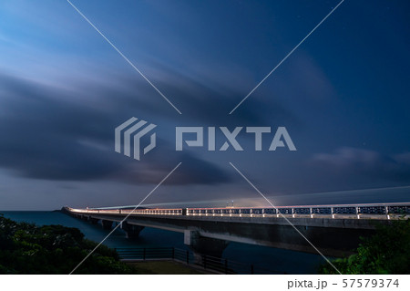 沖縄　宮古島と池間島　長い橋　池間大橋の夜景　星空 57579374